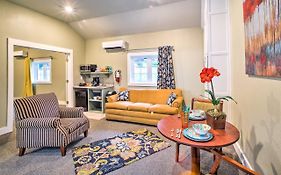 Welcoming Downtown Branson Cottage With Pool Access!